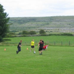Fußball am irischen Freizeithaus Clare's Rock Hostel für Kinder und Jugendreisen.