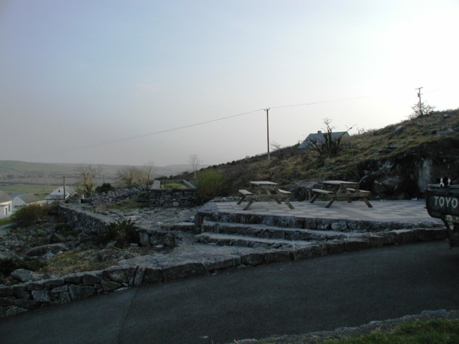 Sitzgruppen am Außengelände des irischen Gruppenheims Clare's Rock Hostel.