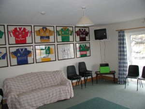 Gruppenraum mit Sofa und TV im irischen Freizeithaus Clare's Rock Hostel.