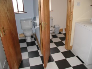 Die sanitären Anlagen im Freizeithaus Clare's Rock Hostel in Irland.