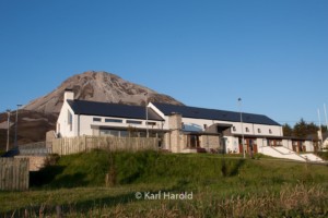 Das irische Gruppenhaus Donegal Hostel für Kinder und Jugendfreizeiten am Berg Errigal Mountain.