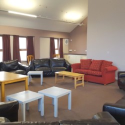 Gruppenraum mit Sofas im Freizeithaus Donegal Hostel in Irland.