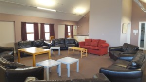 Gruppenraum mit Sofas im Freizeithaus Donegal Hostel in Irland.