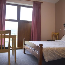 Ein Doppelzimmer im Freizeithaus Donegal Hostel in Irland.