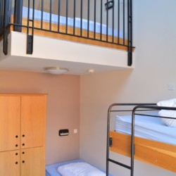 Die zweistöckigen Schlafzimmer im Gruppenhaus Donegal Hostel in Irland.