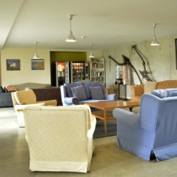 Gruppenraum mit Sitzecke und Sofas im Freizeitheim Lackan House in Irland.
