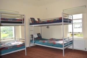 Schlafzimmer mit Etagenbetten im irischen Freizeitheim Lackan House.