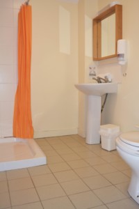 Sanitäre Anlagen mit Dusche, Waschbecken und WC im Gruppenheim Lackan House in Irland.