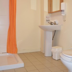 Sanitäre Anlagen mit Dusche, Waschbecken und WC im Gruppenheim Lackan House in Irland.