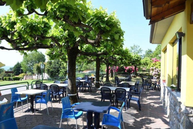 Der Außenbereich der italienischen Ferienanlage La Capannina.