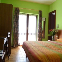 Ein Zimmer in der italienischen Ferienanlage La Capannina.