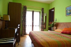 Ein Zimmer in der italienischen Ferienanlage La Capannina.
