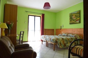 Ein helles Zimmer im italienischen Gruppenhaus La Capannina.