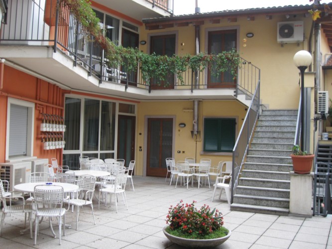 Innenhof und Terrasse des gruppenhotels Residence dei Fiori in Italien.