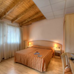 Ein Doppelzimmer im Gruppenhotel Residence dei Fiori*** in Italien.