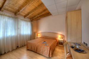 Ein Doppelzimmer im Gruppenhotel Residence dei Fiori*** in Italien.