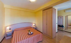 Ein Zimmer im italienischen Gruppenhotel Residence dei Fiori***.