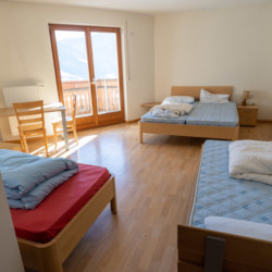 Dreibettzimmer im Jugendfreizeitheim Plonerhof für Kinder und Jugendliche in Südtirol
