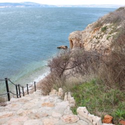 Weg zum Strand und Meer an den Klippen am Freizeithaus Haus Martin in Kroatien.