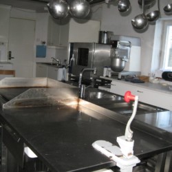 Die Küche für Selbstversorger im schwedischen Freizeitheim Gläntan.