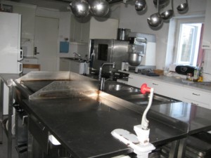 Die Küche für Selbstversorger im schwedischen Freizeitheim Gläntan.