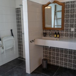 Badezimmer im barrierefreien Gruppenhaus Hoogehuis am Meer in den Niederlanden für Rollstuhlfahrer und Behinderte