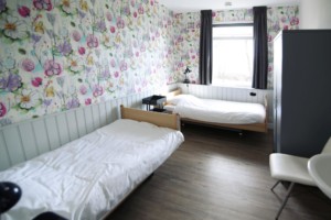liebevoll eingerichtetes Doppelzimmer mit Pflegebetten im niederländischen pflegegerechtem Handicaphaus het Keamke Beuk