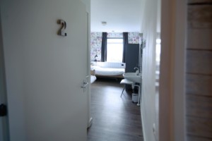 Doppelzimmer mit Pflegebetten und Waschbecken im niederländischen Ferienhaus für Behinderte Het Keampke Beuk