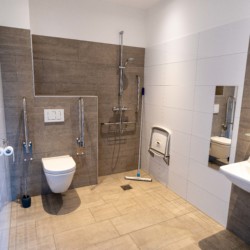 Badezimmer im behindertengerechten Gruppenhaus Buiten in den Niederlanden