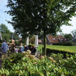 schöne Außenterrasse vom niederländischen handicapgerechten Rolli-Gruppenhaus Het Keampke Haus Eik