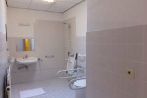 Ein rollstuhlgerechtes Badezimmer im Haus Fredeshiem in den Niederlanden.