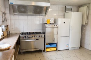 Eine gut ausgestattete Küche im handicapgerechten niederländischen Gruppenhaus Follenhoegh.
