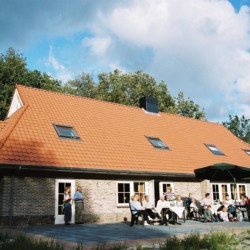 Außenansicht und Terrasse des Gruppenhauses Stins in den Niederlanden.