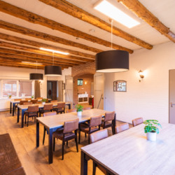 Speisesaal im handicapgerechten niederländischen Gruppenhaus Hooiberg für Menschen mit Behinderung
