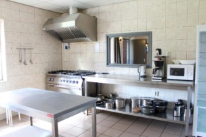 Profi-Küche im handicapgerechten niederländischen Gruppenhaus Hooiberg für Menschen mit Behinderung.