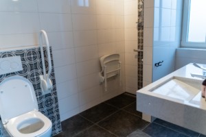 rolli-gerechtes Bad im barrierefreien Gruppenhaus Het Hooge Huis in Nordseenähe für Menschen mit Handicap