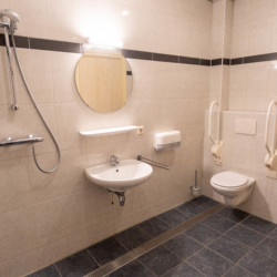 Das Badezimmer im handicapgerechten niederländischen Gruppenhaus Voorhuis/Achterhuis für Menschen mit Behinderung