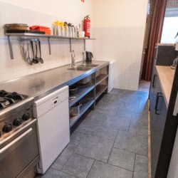 Küche im handicapgerechten niederländischen Gruppenhaus Voorhuis/Achterhuis für Menschen mit Behinderung.
