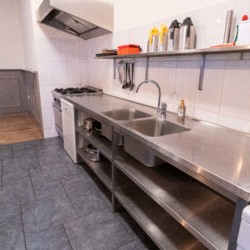Küche im handicapgerechten niederländischen Gruppenhaus Voorhuis/Achterhuis für Menschen mit Behinderung.