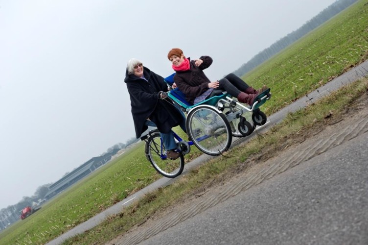 Mit Rollstuhl unterwegs im handicapgerechten niederländischen Gruppenhaus Hoeve/Schuurherd für Menschen mit Behinderung.