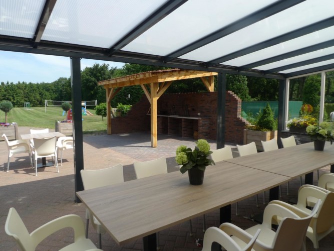 Die Terrasse mit Gartenmöbeln am Gruppenhaus Zwalwnest in den Niederlanden.