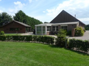 Das behindertenfreundliche Gruppenhaus Kievitsnest in den Niederlanden von außen.