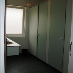 NLJH Das rolligerechte Badezimmer im handicapgerechten niederländischen Gruppenhaus de Jorishoeve für Menschen mit Behinderung.