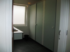 NLJH Das rolligerechte Badezimmer im handicapgerechten niederländischen Gruppenhaus de Jorishoeve für Menschen mit Behinderung.