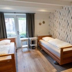 Helle und moderne Schlafräume im niederländischen Ferienheim Linde für Menschen mit Handicap.