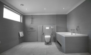 Ein handicapgerechtes Badezimmer im Gruppenhaus Linde Plus in den Niederlanden.