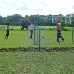 Fußballplatz inklusive Tore am Gruppenhaus Het Lohr*** in den Niederlanden.