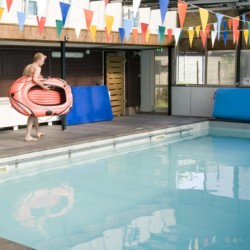 Überdachtes Schwimmbecken am niederländischen Gruppenhaus Het Lohr*** für Kinder und Jugendfreizeiten.
