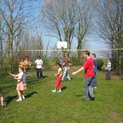 Volleyballplatz im niederländischen Gruppenhaus Markestee