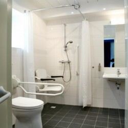 Rolligerechtes Badezimmer im niederländischen Gruppenhaus Markestee